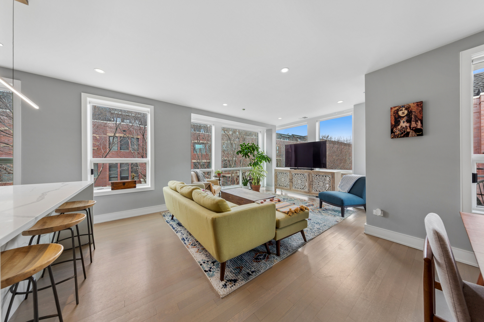 2643 N HERMITAGE Avenue Unit: 202