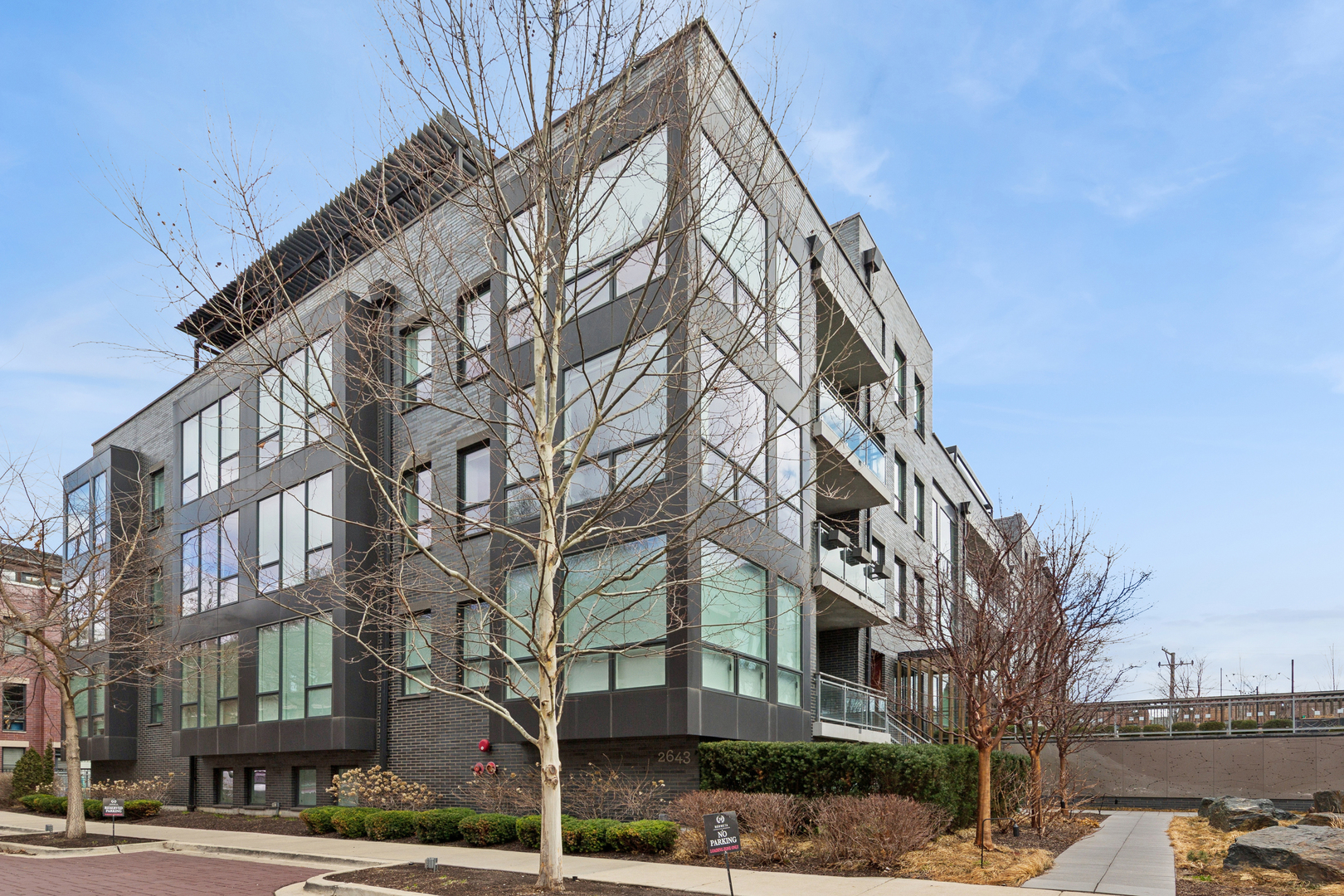2643 N HERMITAGE Avenue Unit: 202