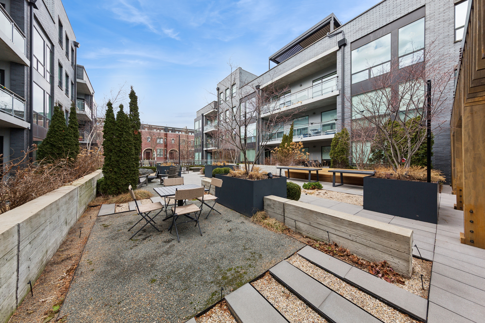 2643 N HERMITAGE Avenue Unit: 202
