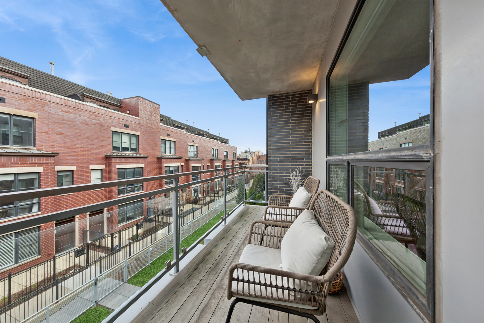 2643 N HERMITAGE Avenue Unit: 202