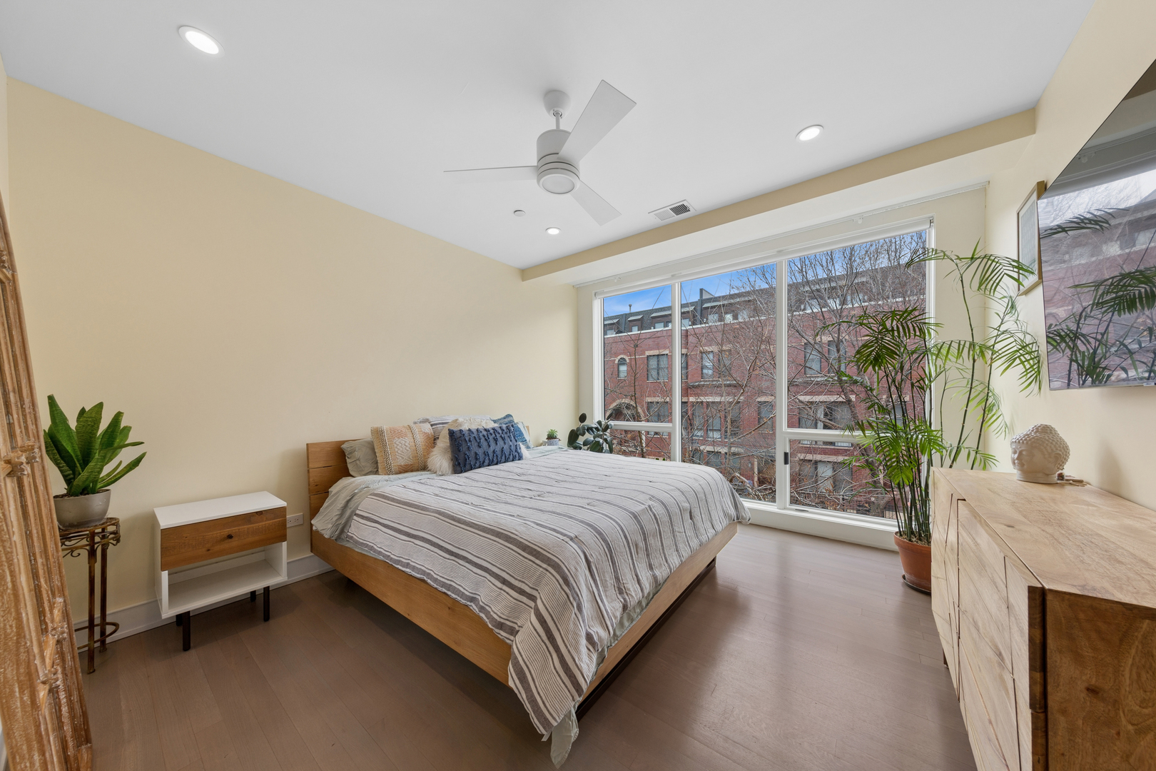 2643 N HERMITAGE Avenue Unit: 202