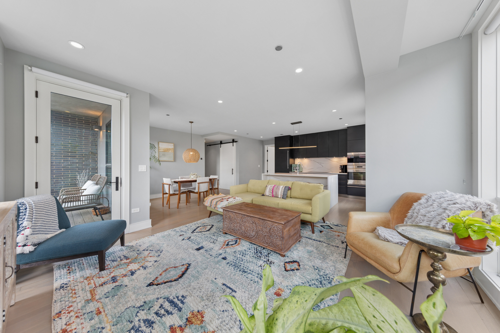 2643 N HERMITAGE Avenue Unit: 202