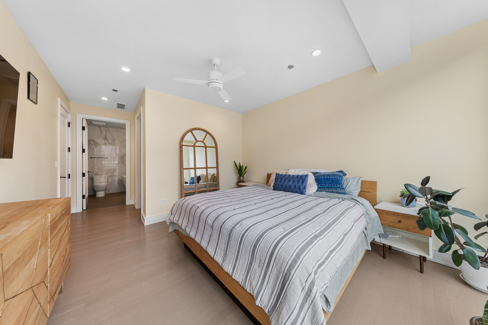2643 N HERMITAGE Avenue Unit: 202