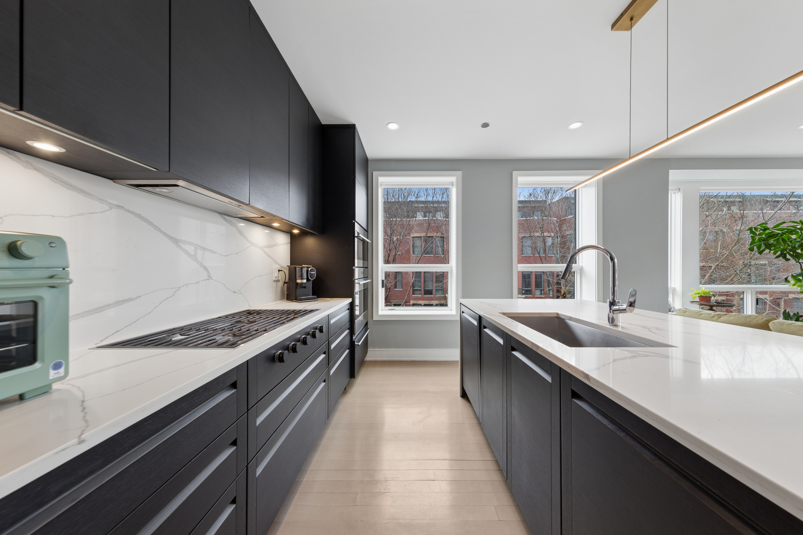 2643 N HERMITAGE Avenue Unit: 202