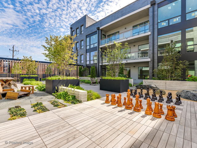 2643 N HERMITAGE Avenue Unit: 202