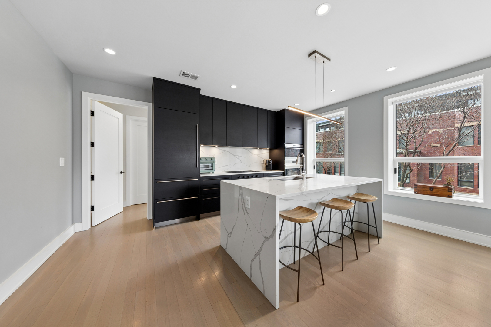 2643 N HERMITAGE Avenue Unit: 202