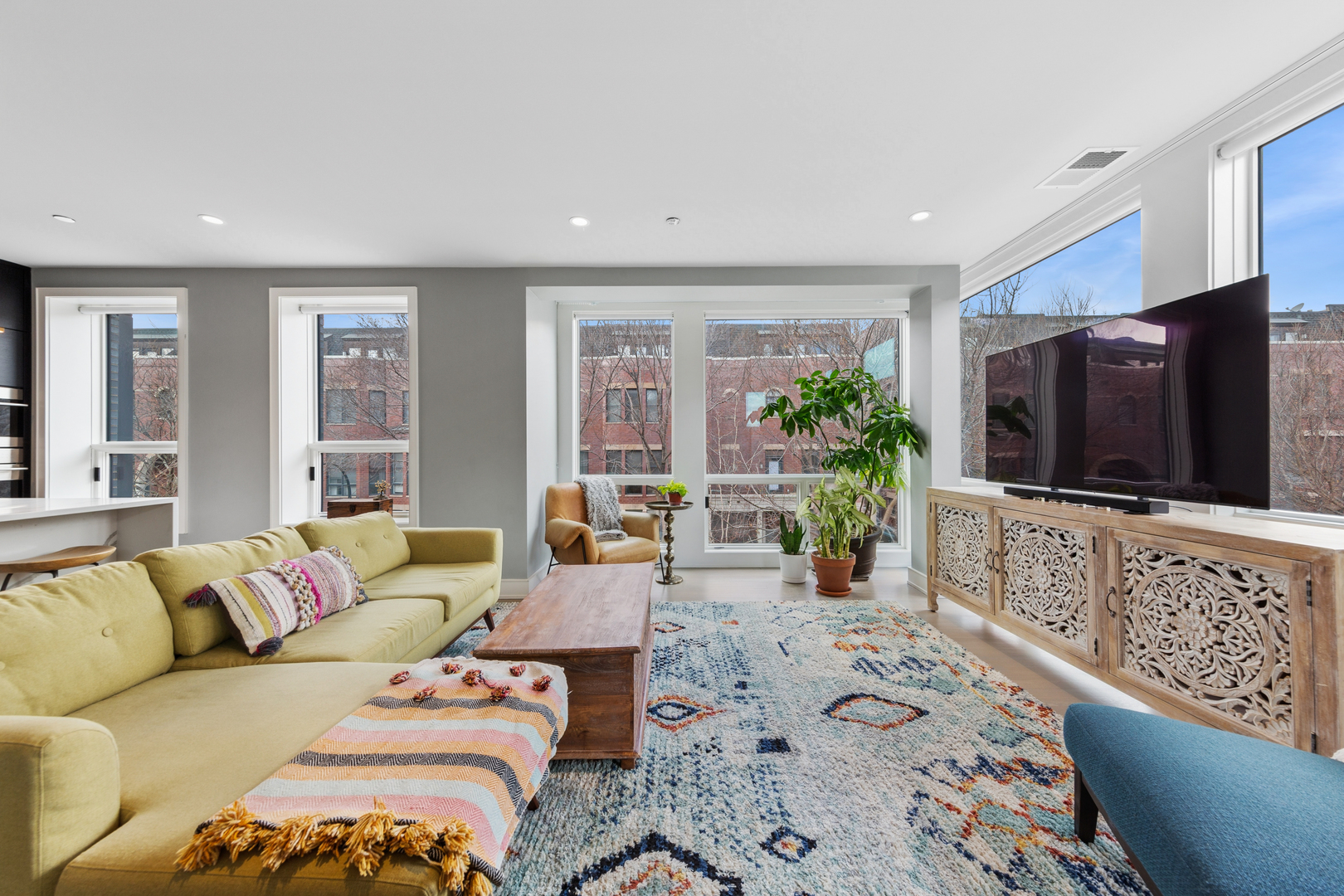 2643 N HERMITAGE Avenue Unit: 202