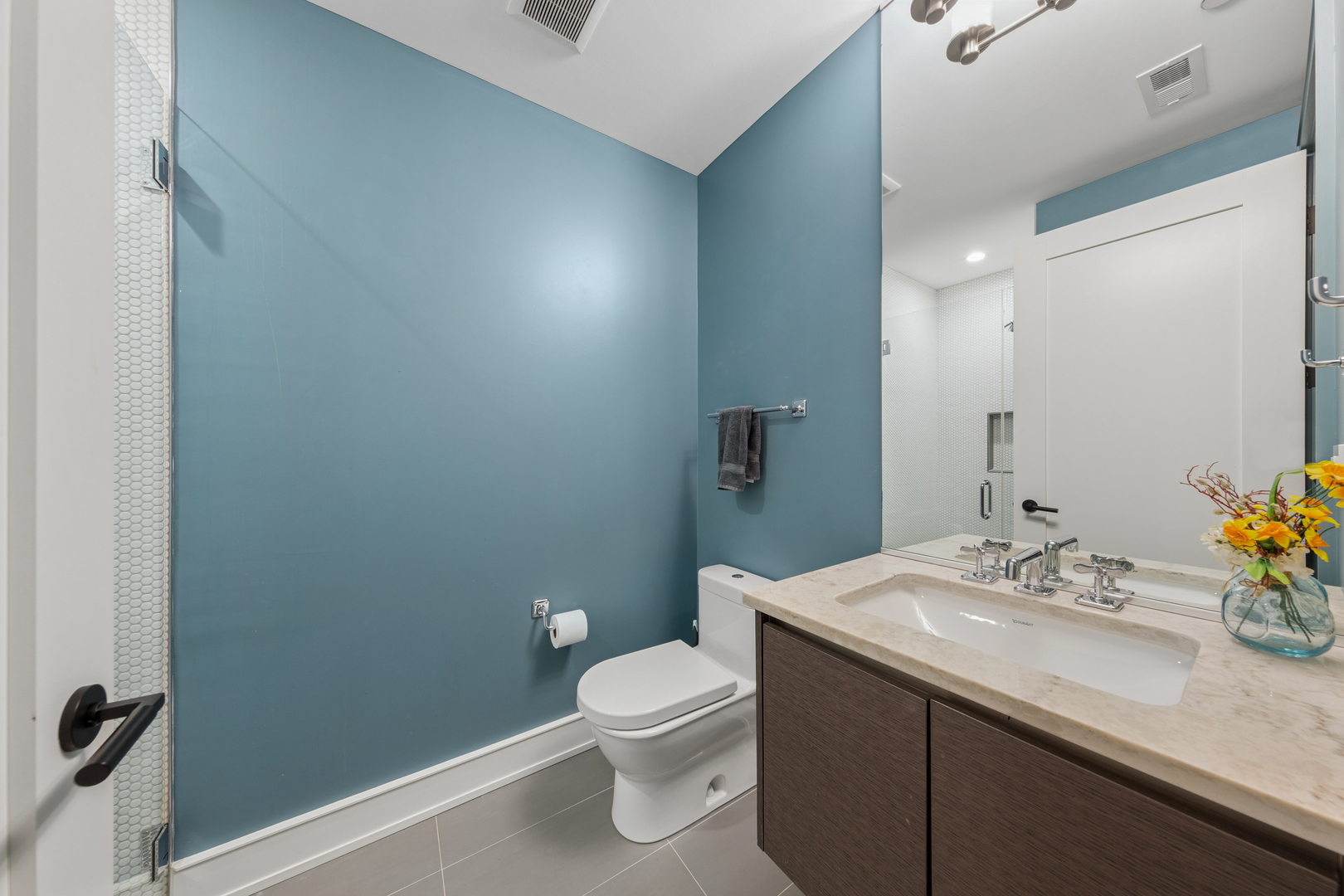 2643 N HERMITAGE Avenue Unit: 202