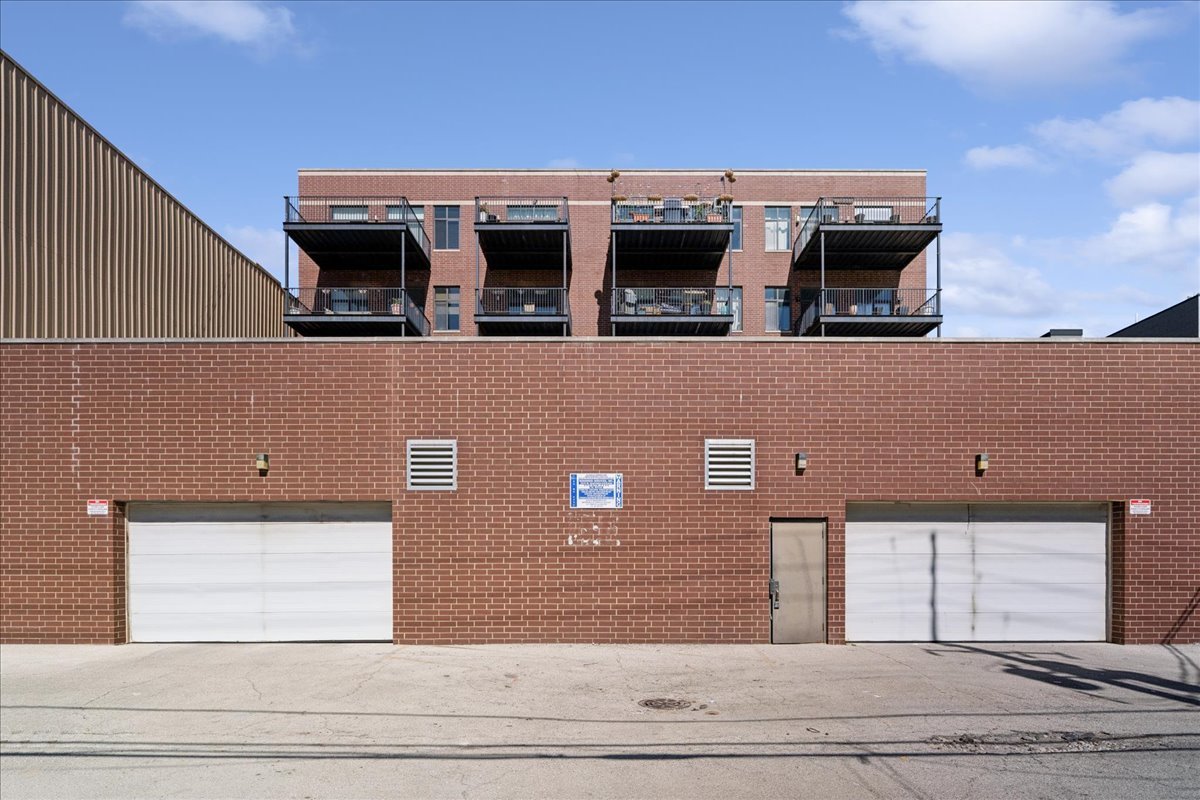 4420 N Clark Street Unit: 207