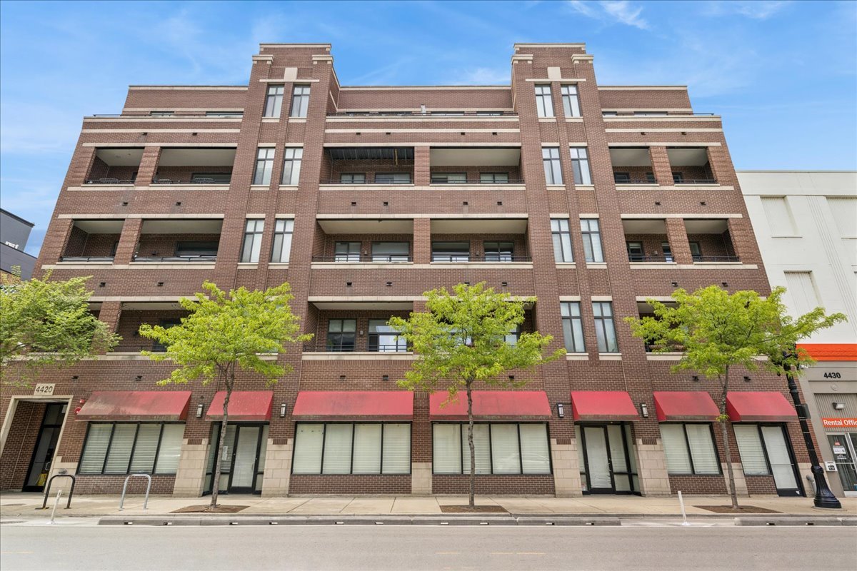 4420 N Clark Street Unit: 207