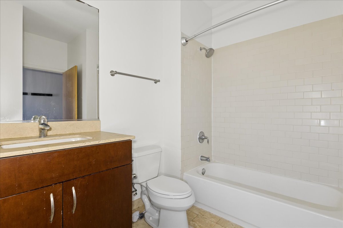 4420 N Clark Street Unit: 207