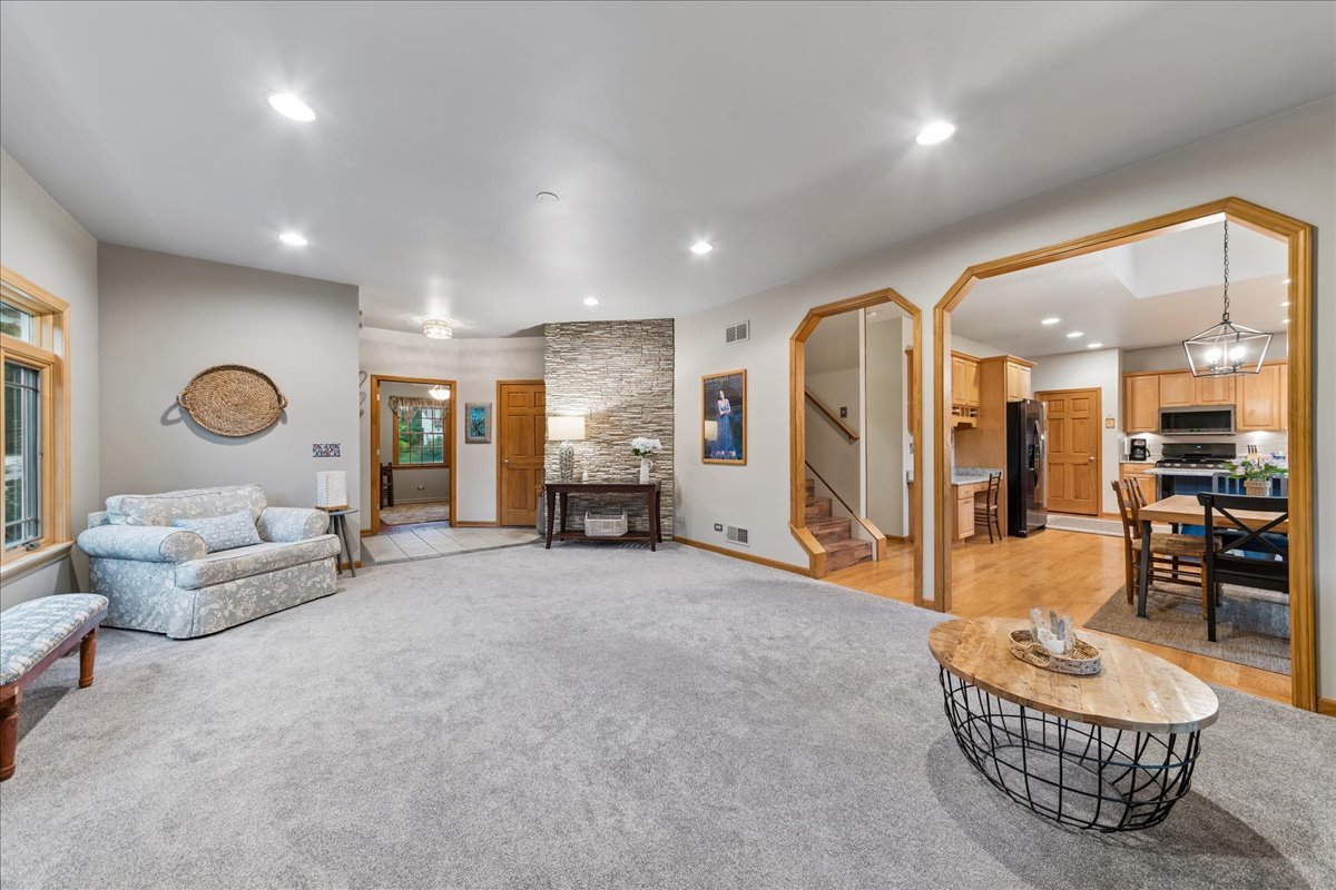 2S590 Seraph Holmes Court