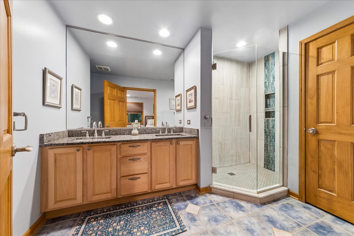 2S590 Seraph Holmes Court