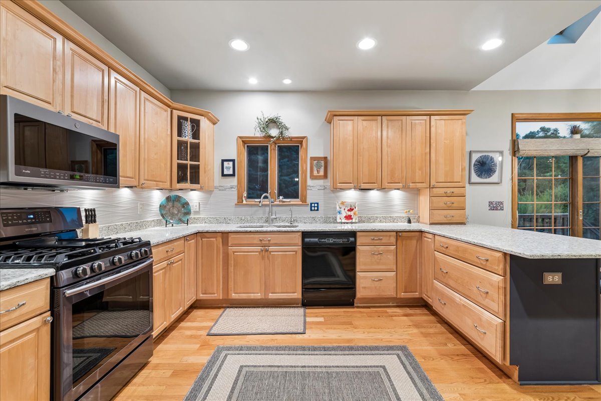 2S590 Seraph Holmes Court