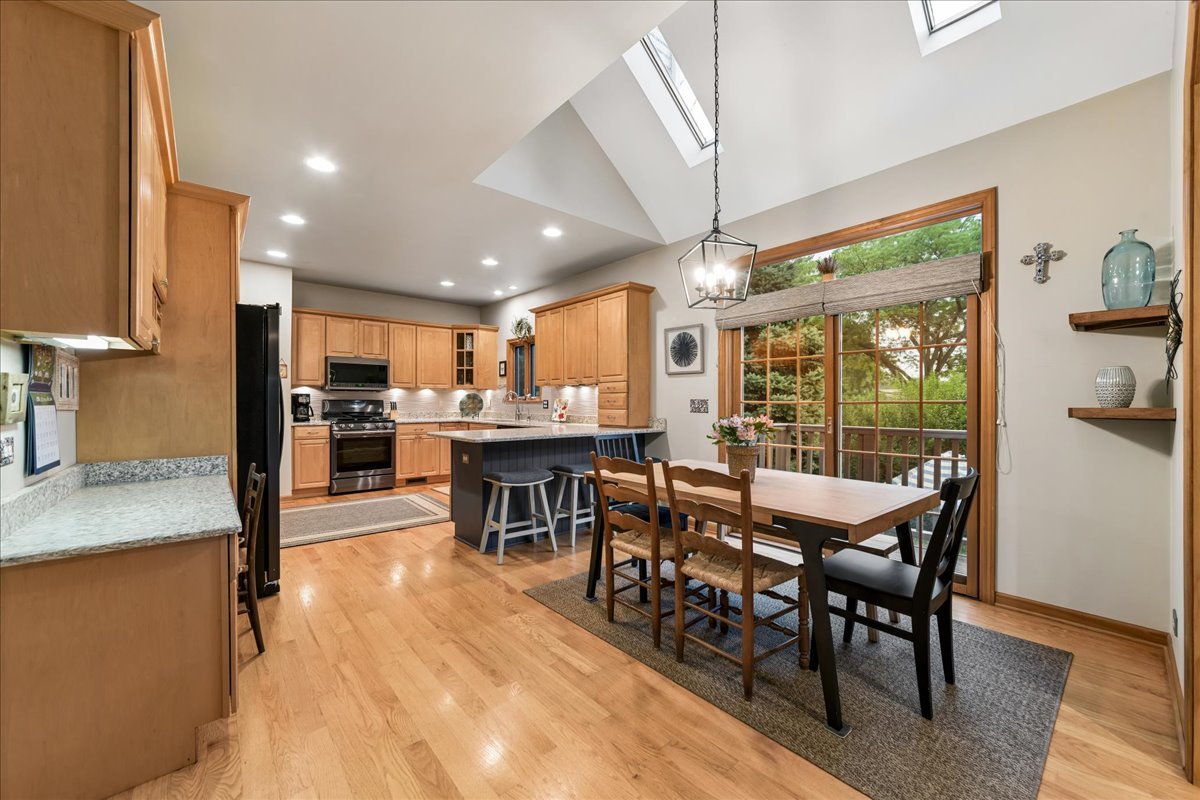 2S590 Seraph Holmes Court