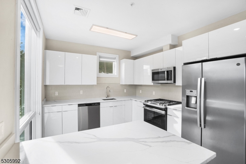 42 Spring St 203