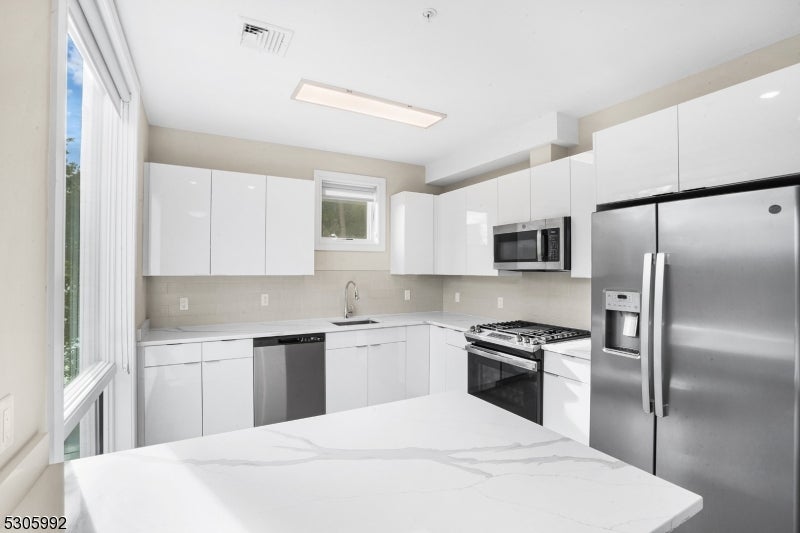 42 Spring St 103