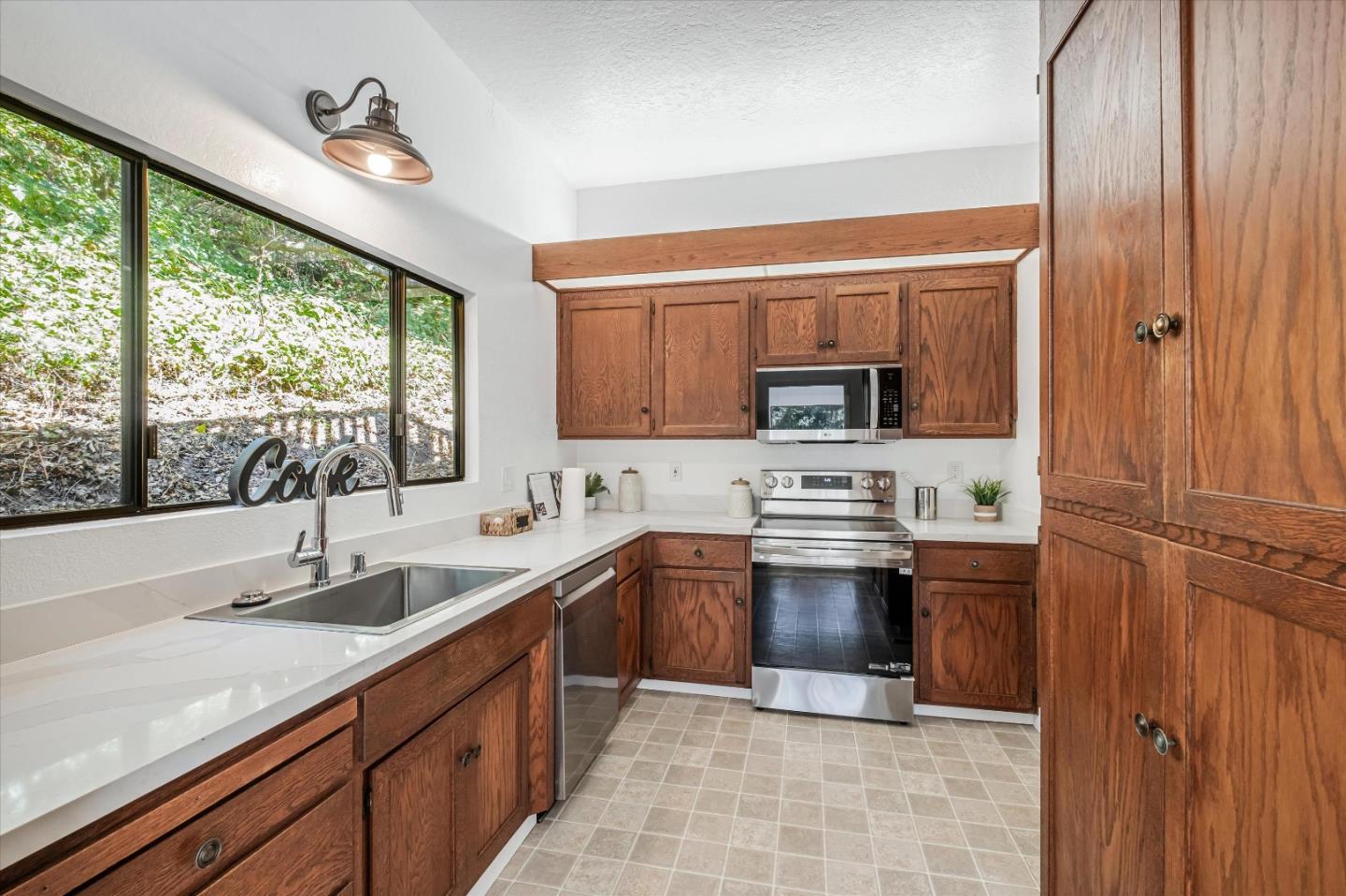 102 Robak DR