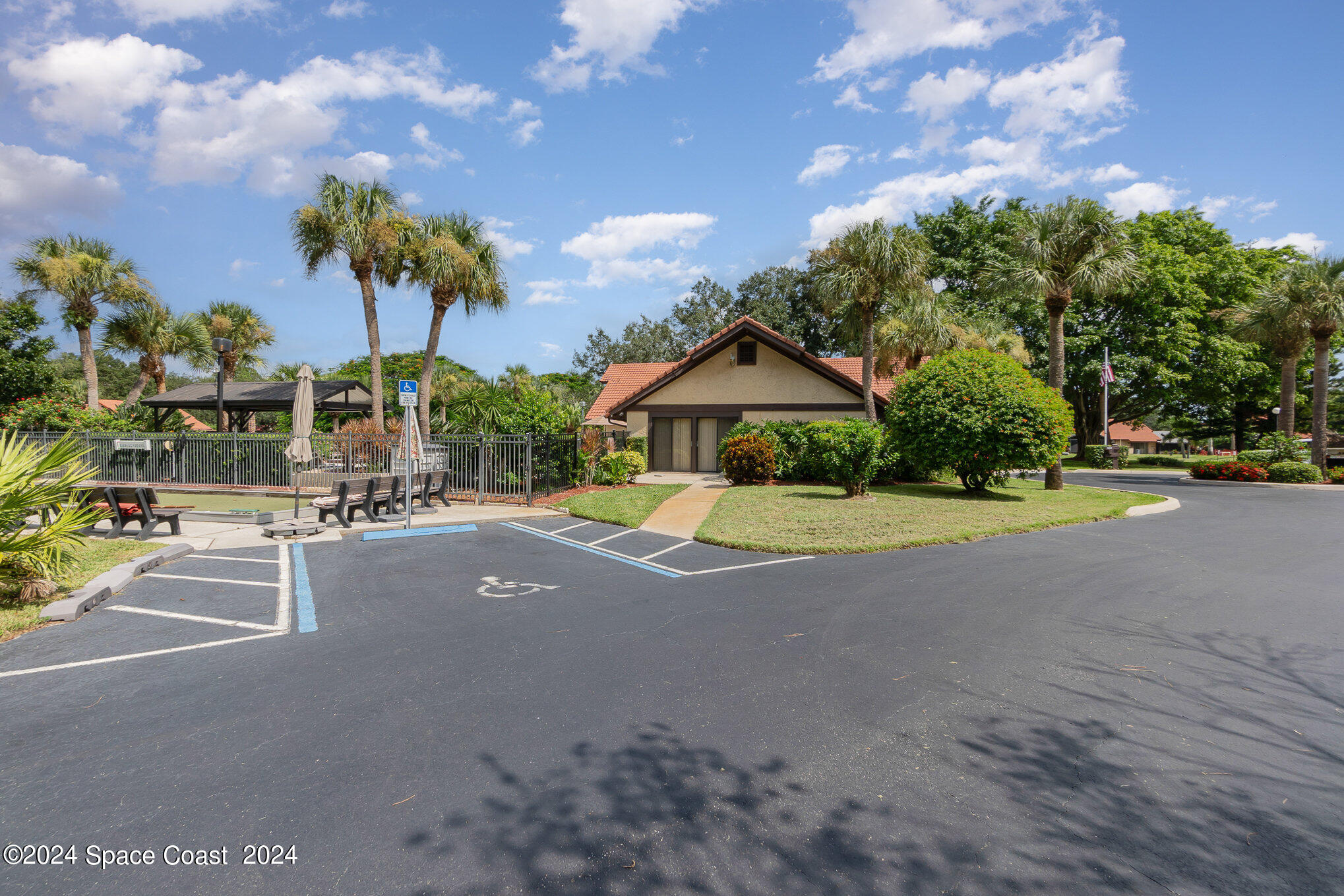 898 Brow Court NE