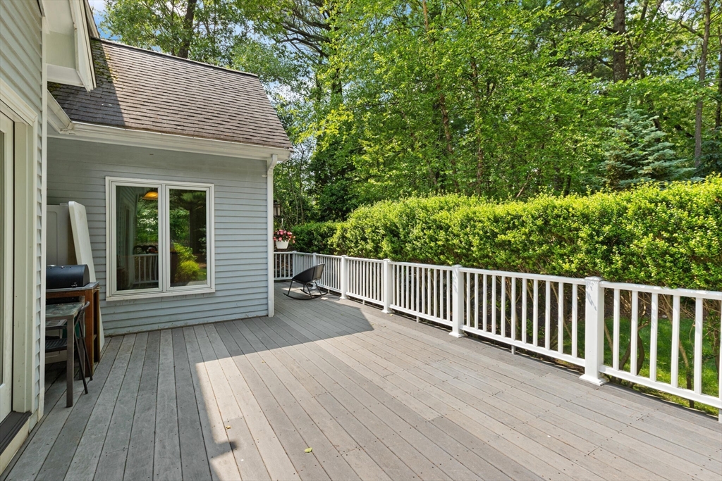 40 Strawberry Ln