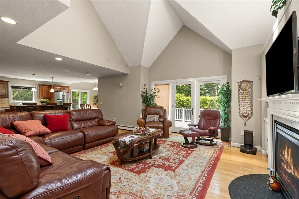 40 Strawberry Ln