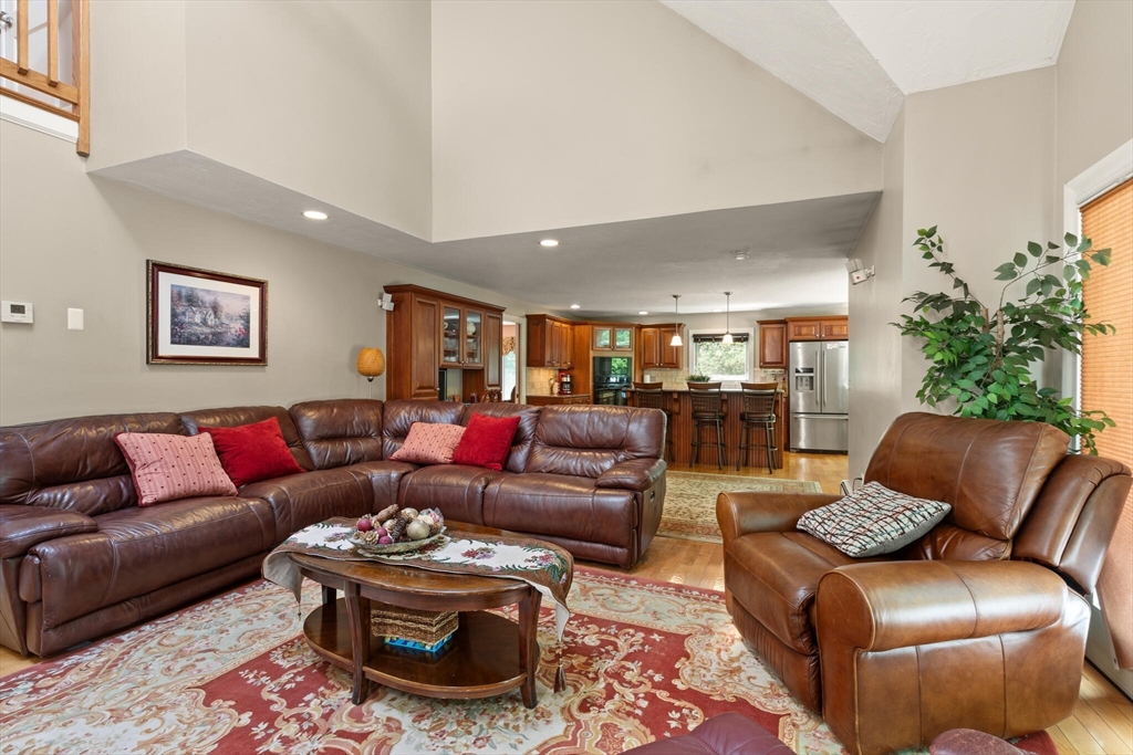 40 Strawberry Ln
