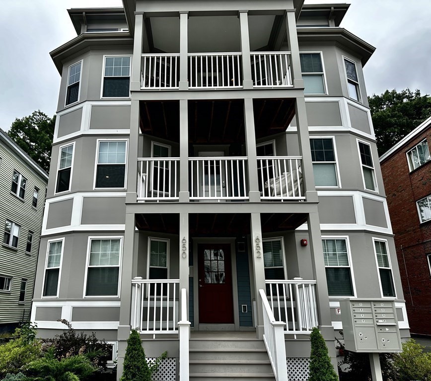 650 Hyde Park Ave # 2L