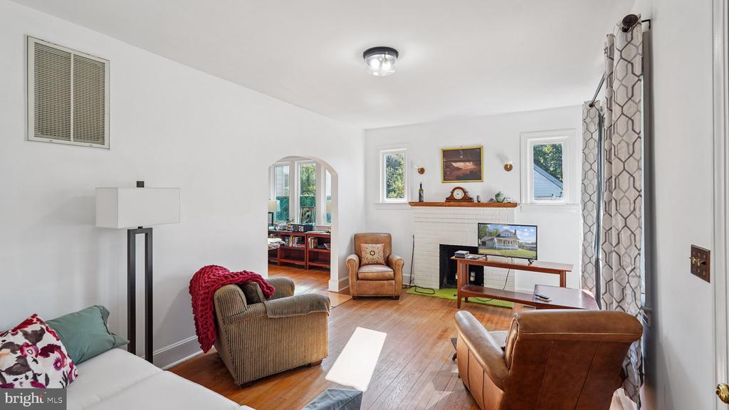 207 HILLCREST DRIVE