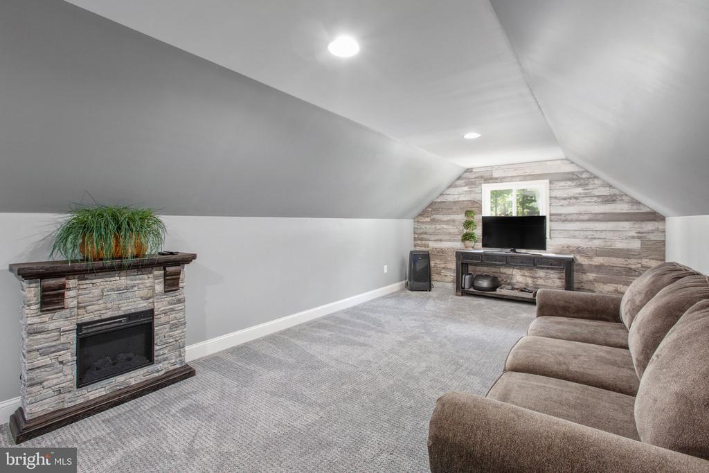 106 BERNIE CIR
