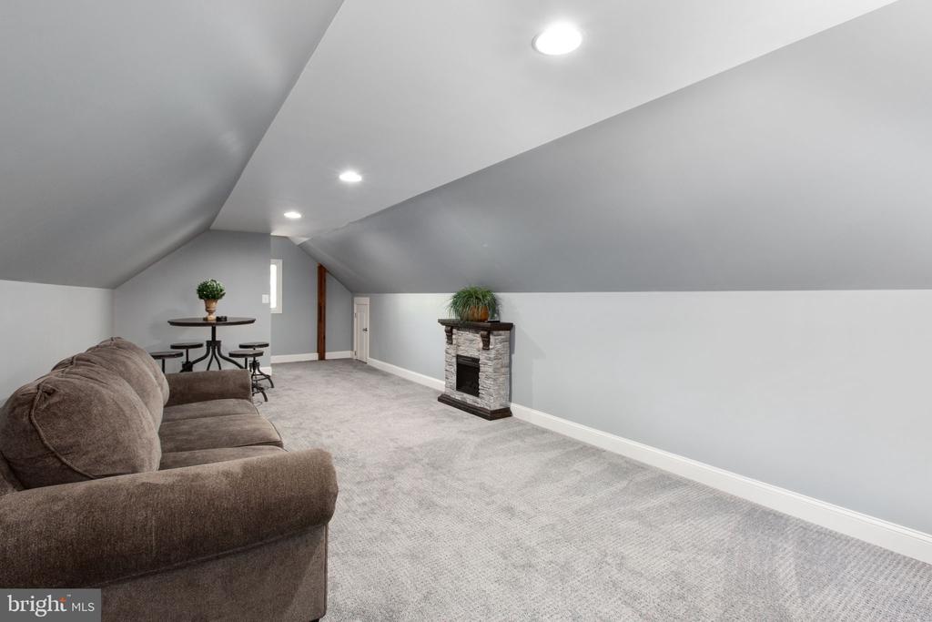 106 BERNIE CIR