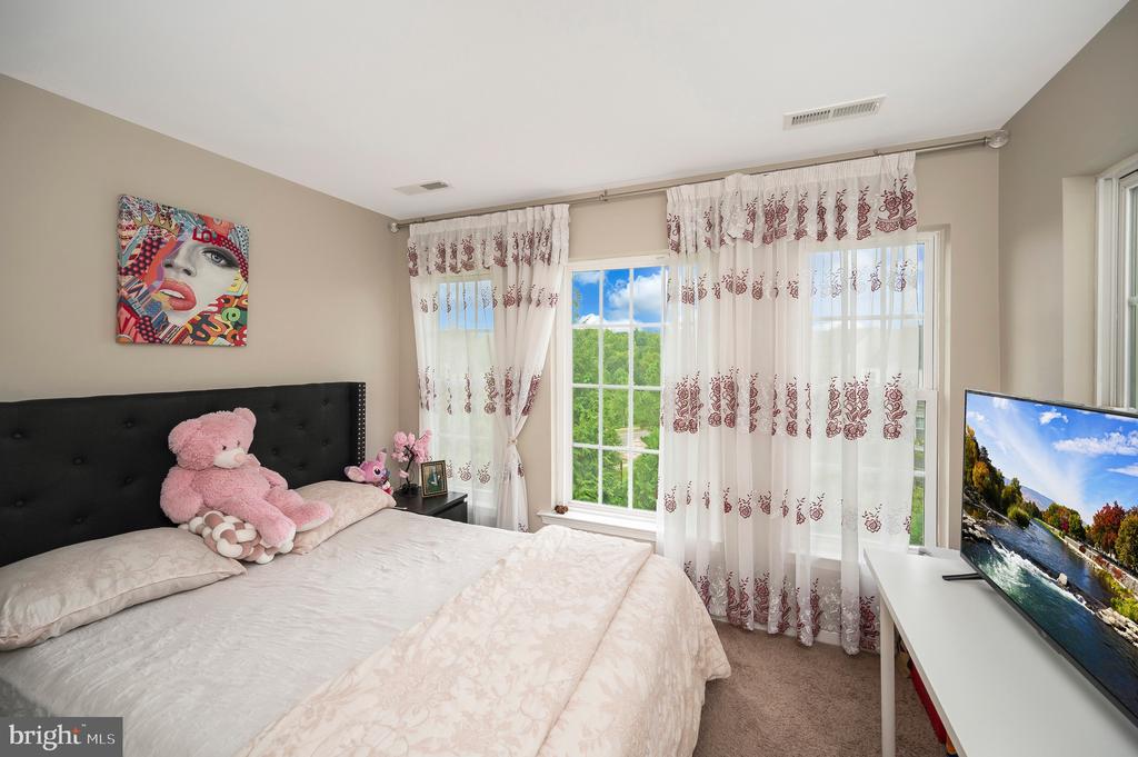 2507 OAK TREE LANE