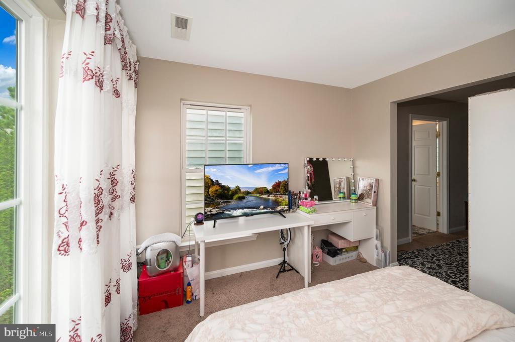 2507 OAK TREE LANE