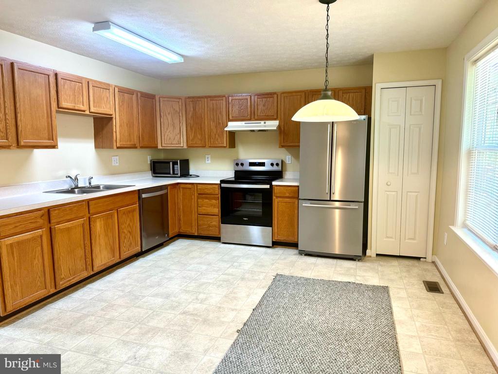 3909 SAINT MICHAELS SQUARE