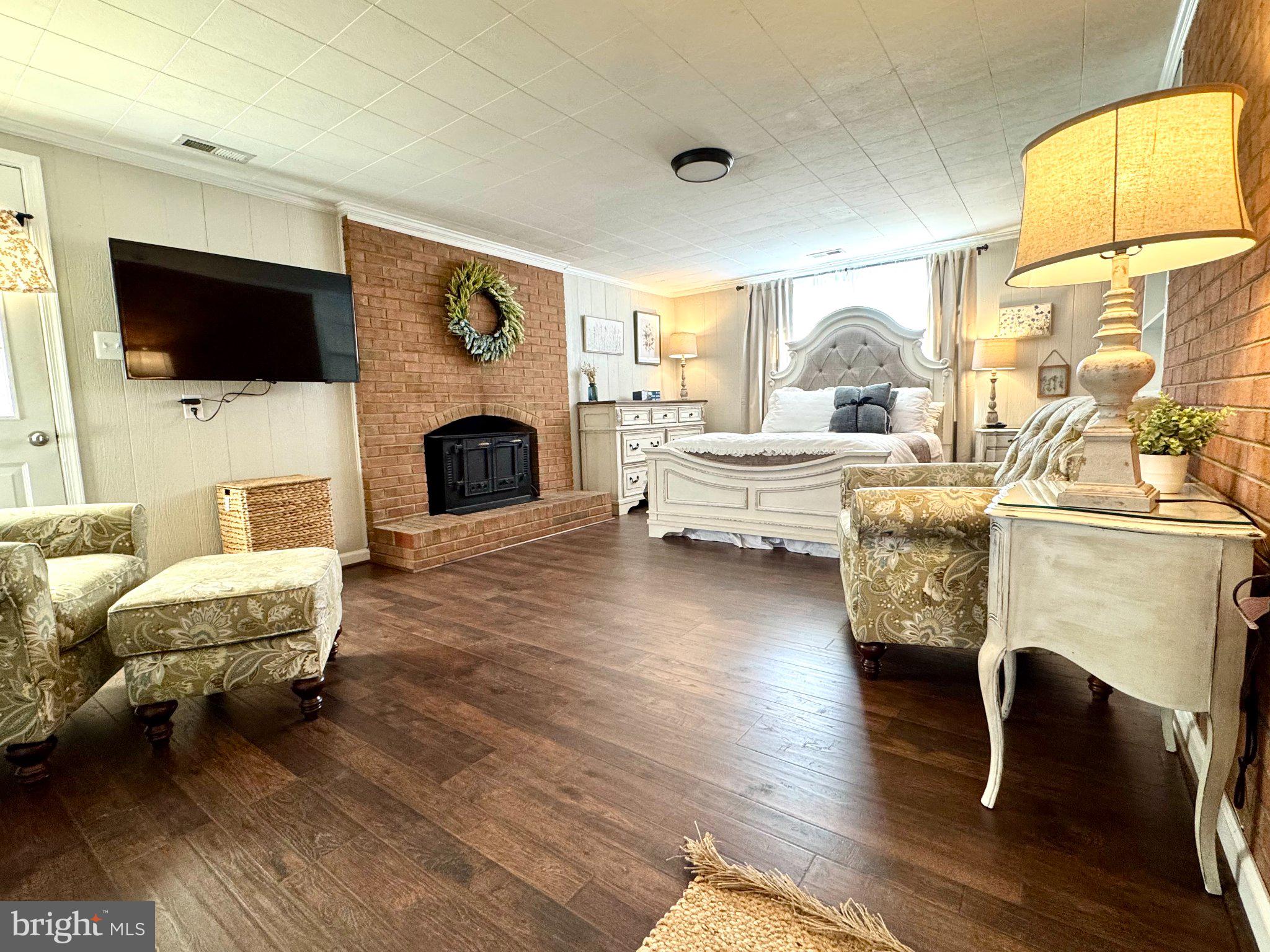 10801 ROLLINGWOOD DRIVE N