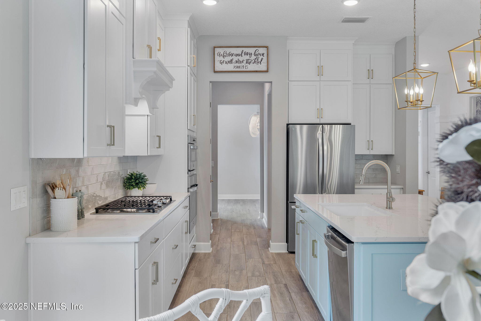 695 PALM CREST Drive