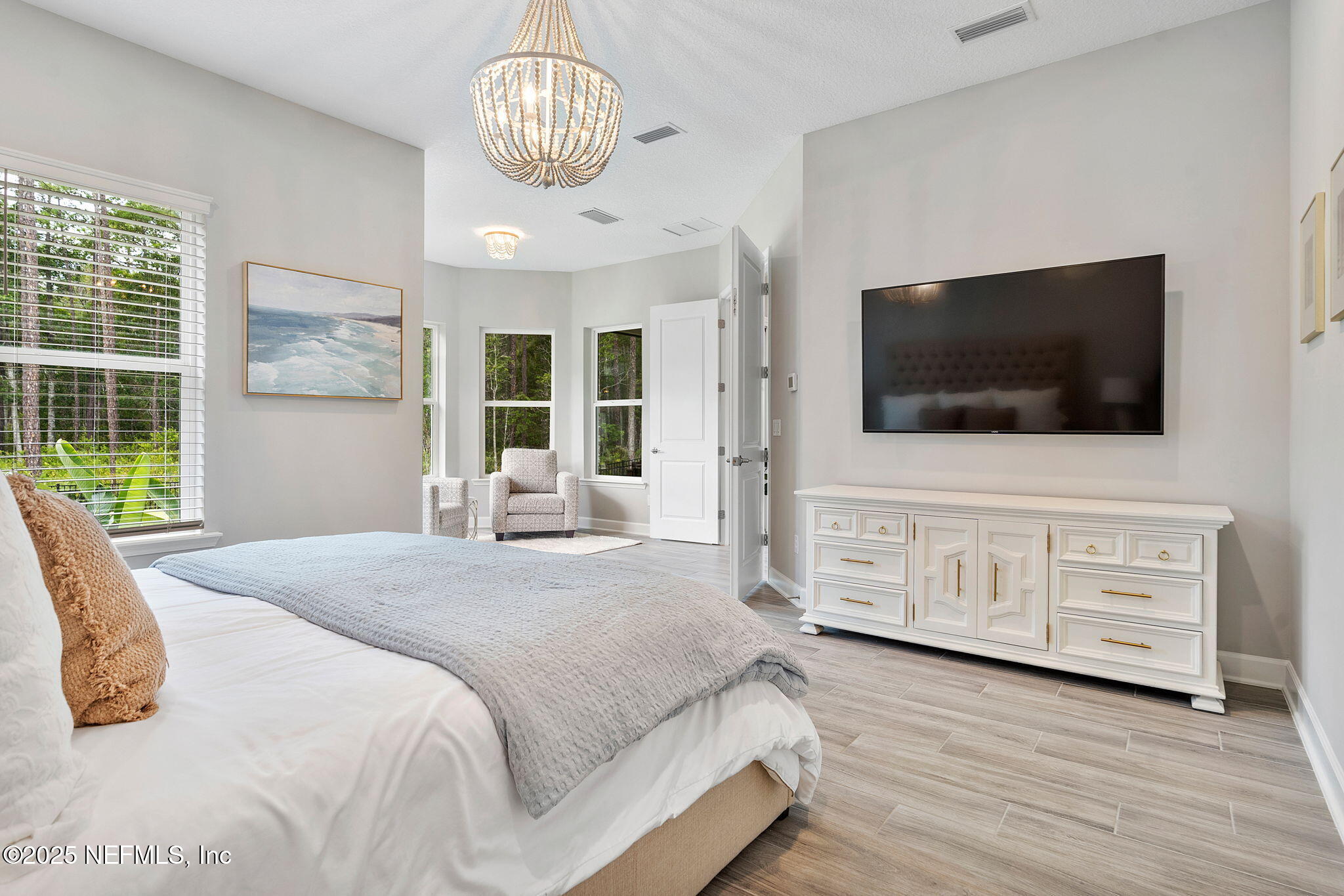 695 PALM CREST Drive