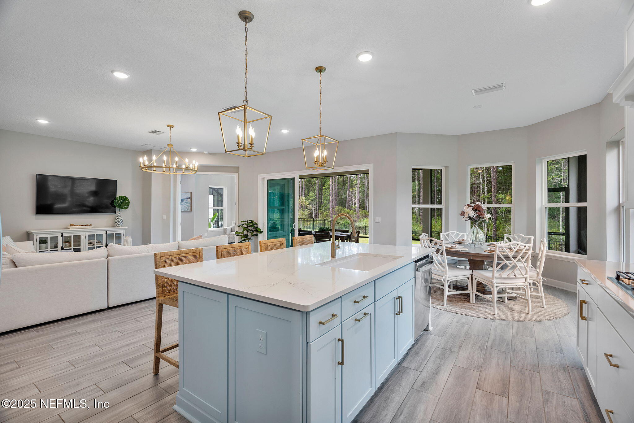 695 PALM CREST Drive