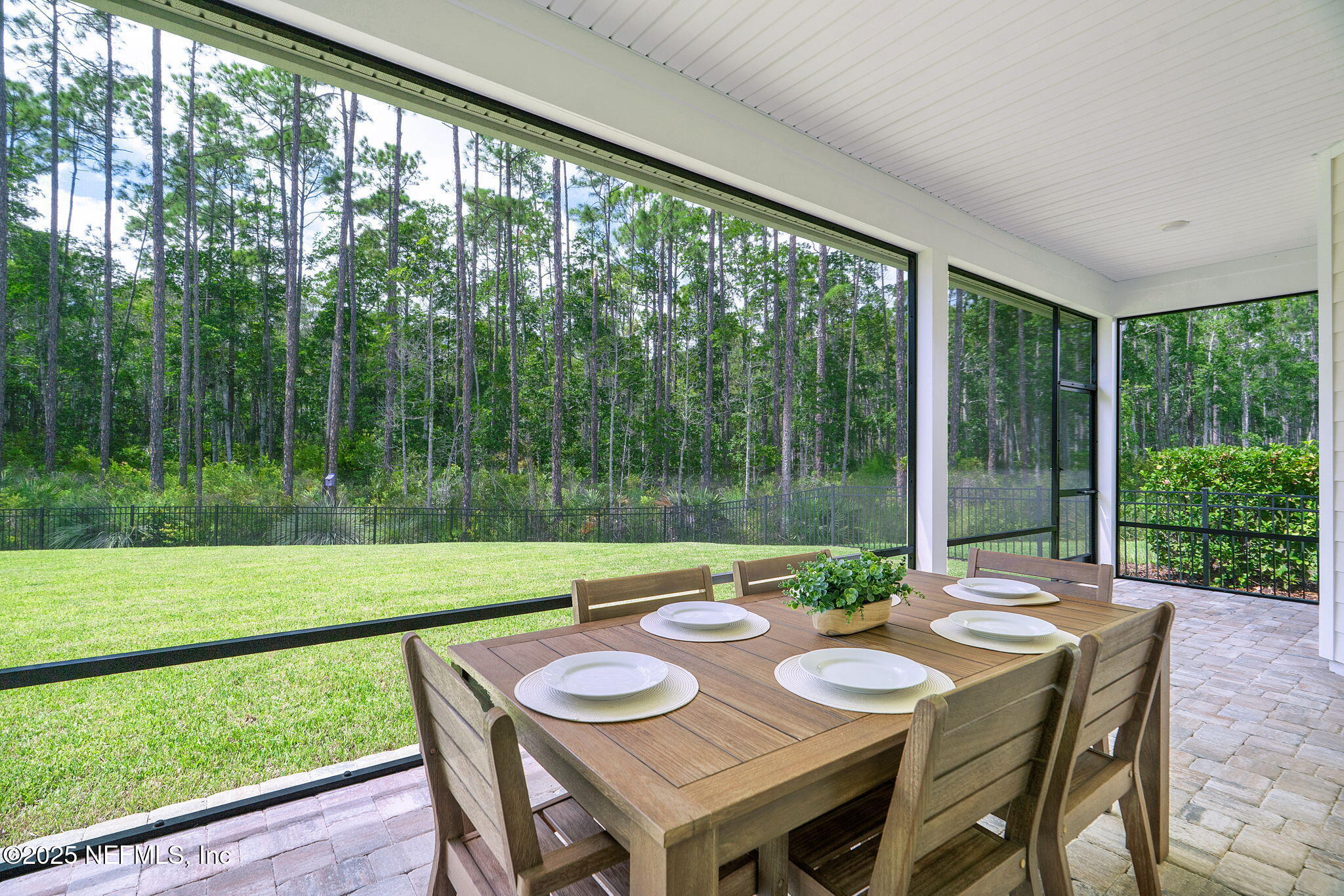 695 PALM CREST Drive