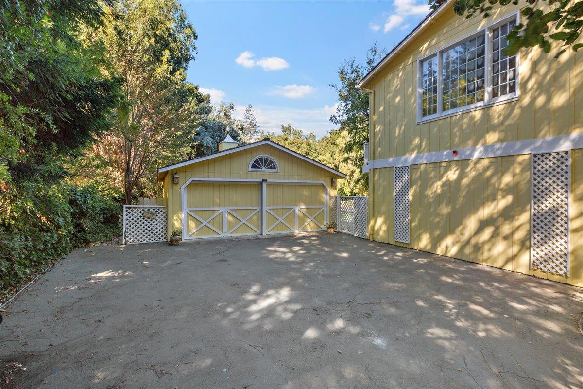 10 Stockbridge Ave