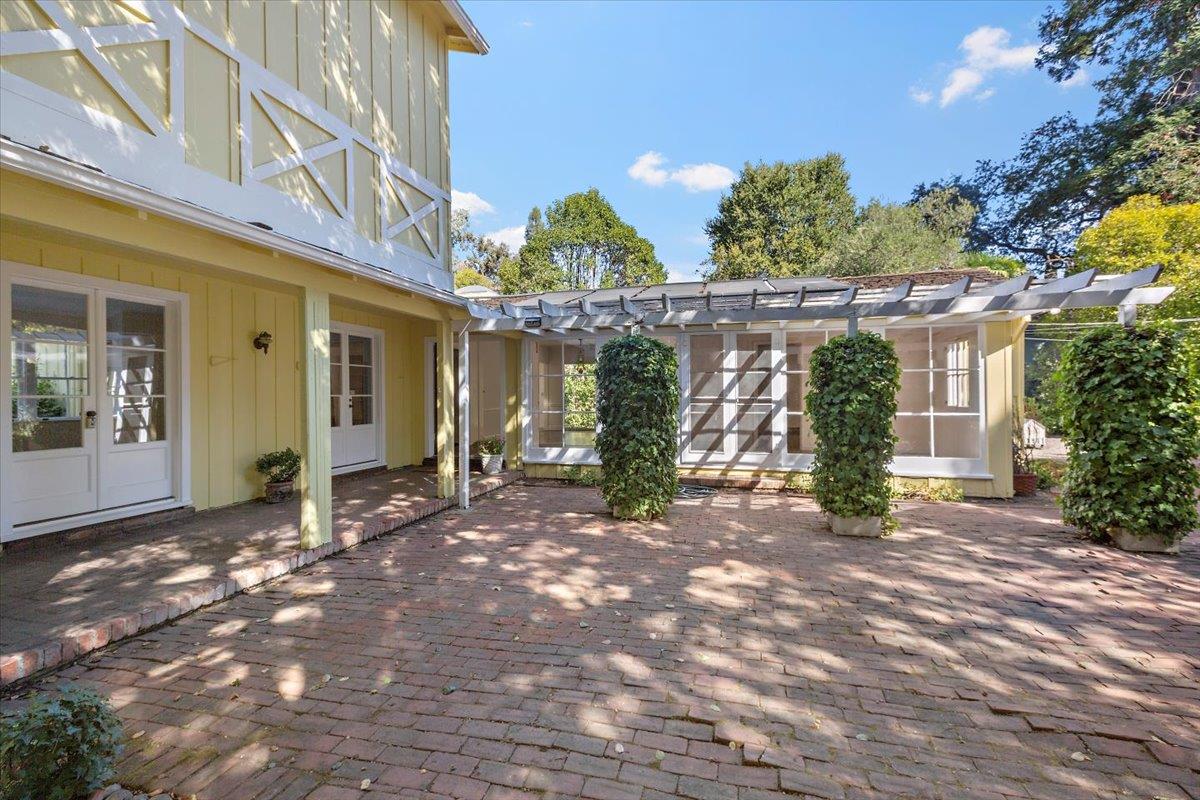 10 Stockbridge Ave