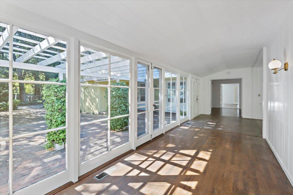10 Stockbridge Ave