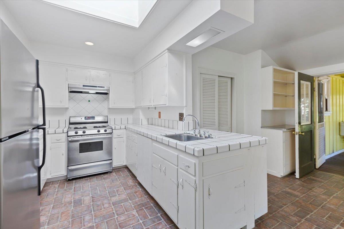 10 Stockbridge Ave