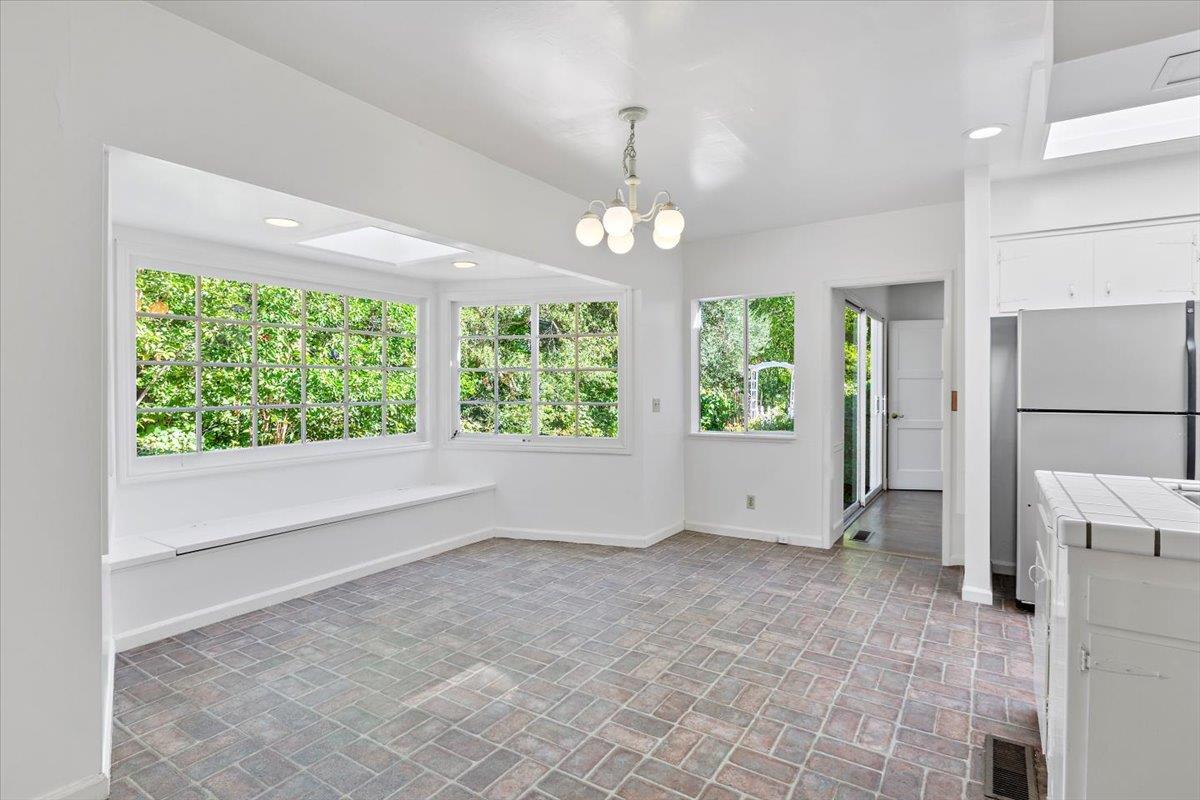 10 Stockbridge Ave