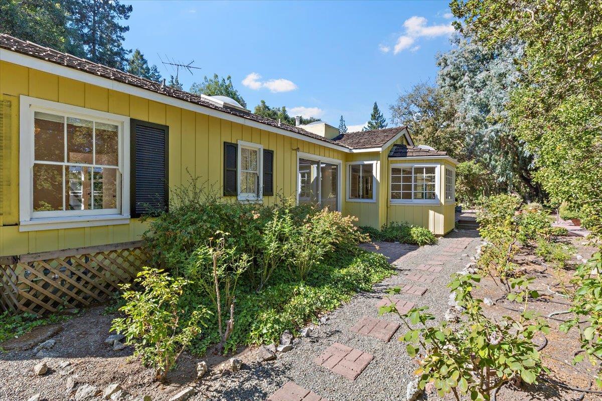 10 Stockbridge Ave