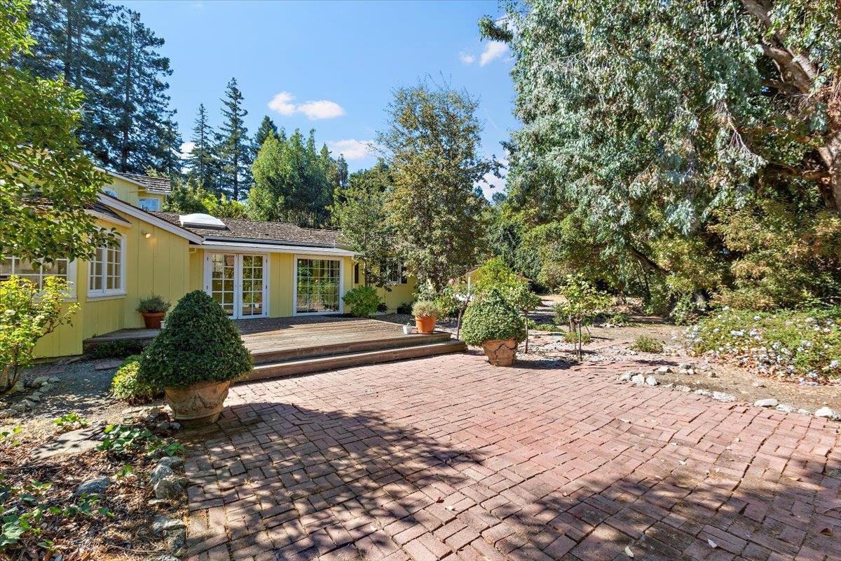 10 Stockbridge Ave