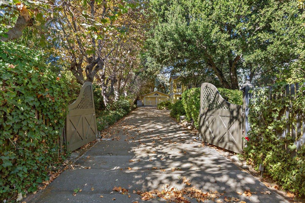 10 Stockbridge Ave