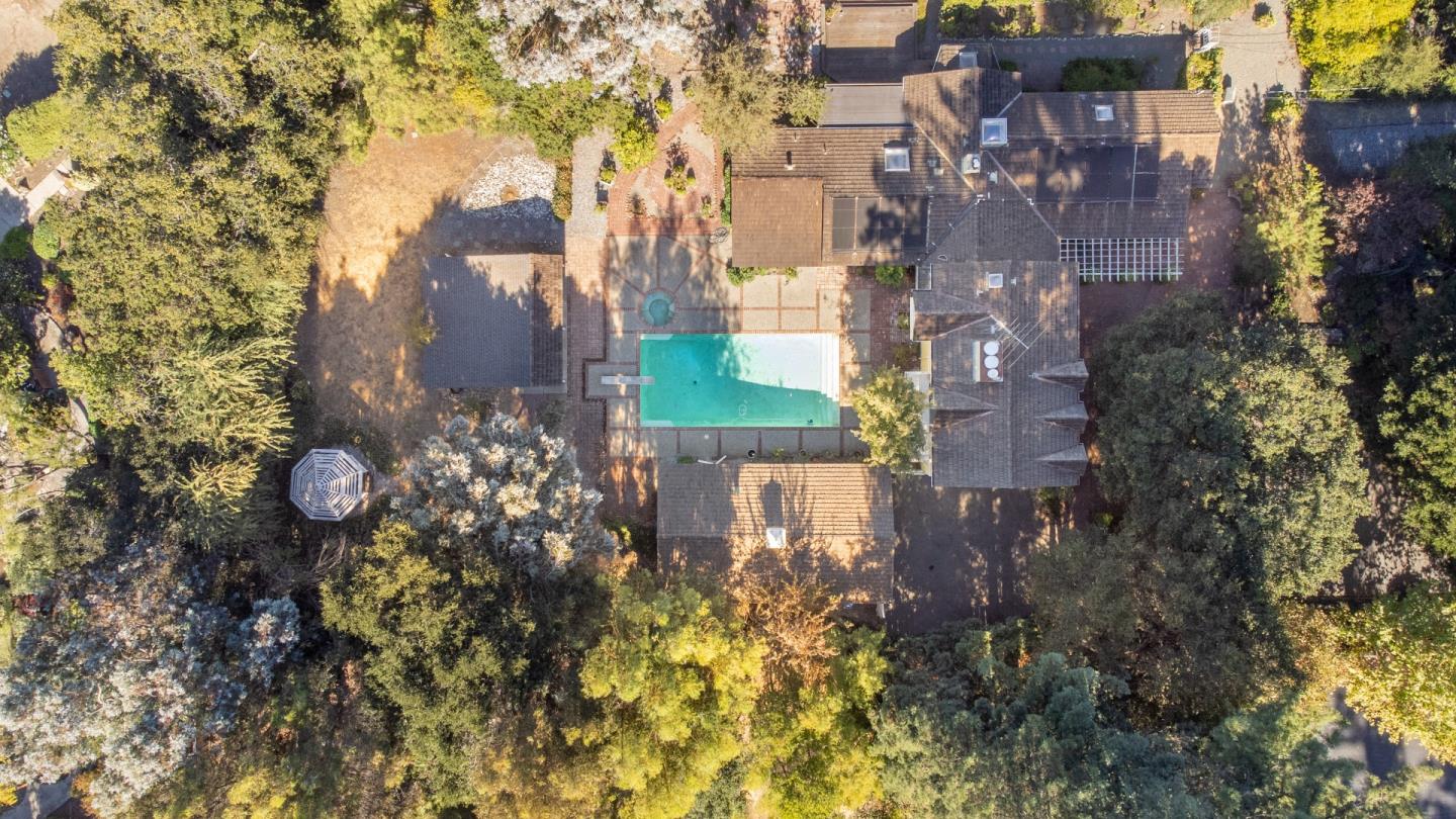 10 Stockbridge Ave