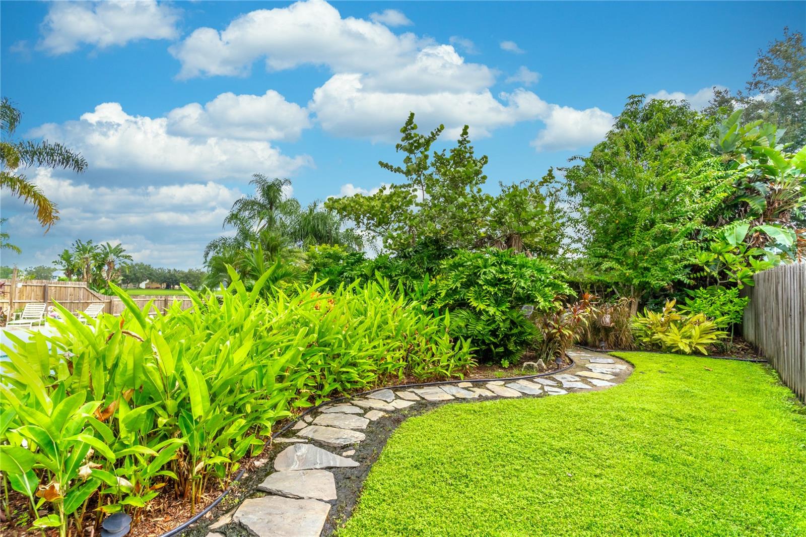 2098 CASCADES COVE DR