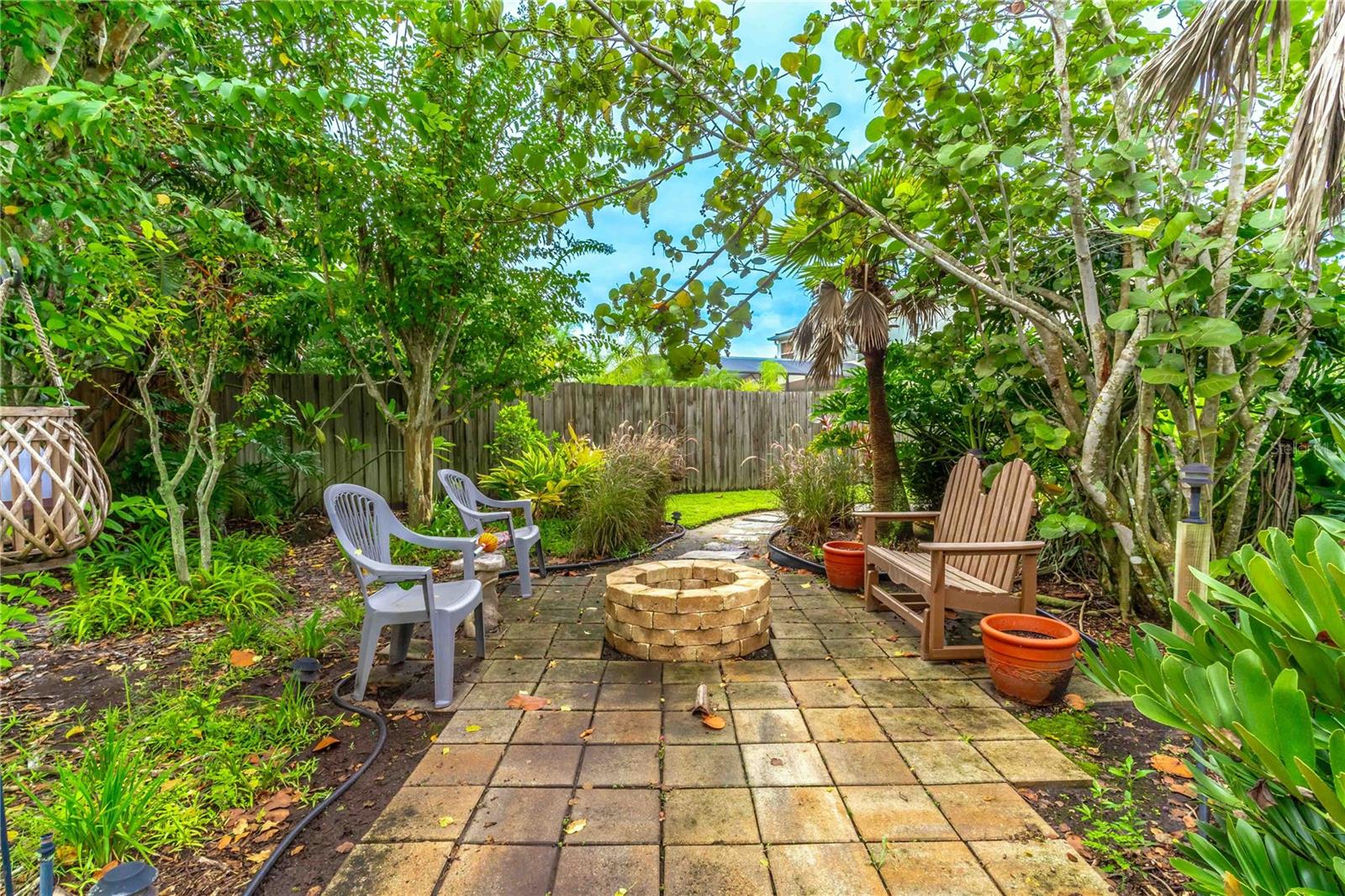 2098 CASCADES COVE DR