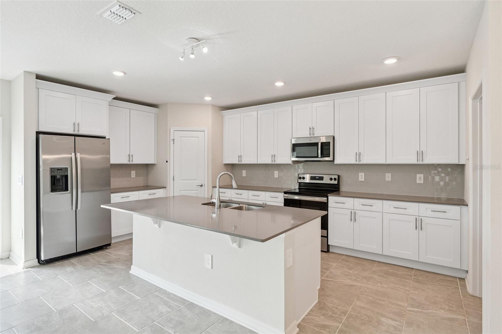 2932 MULLER OAK LOOP